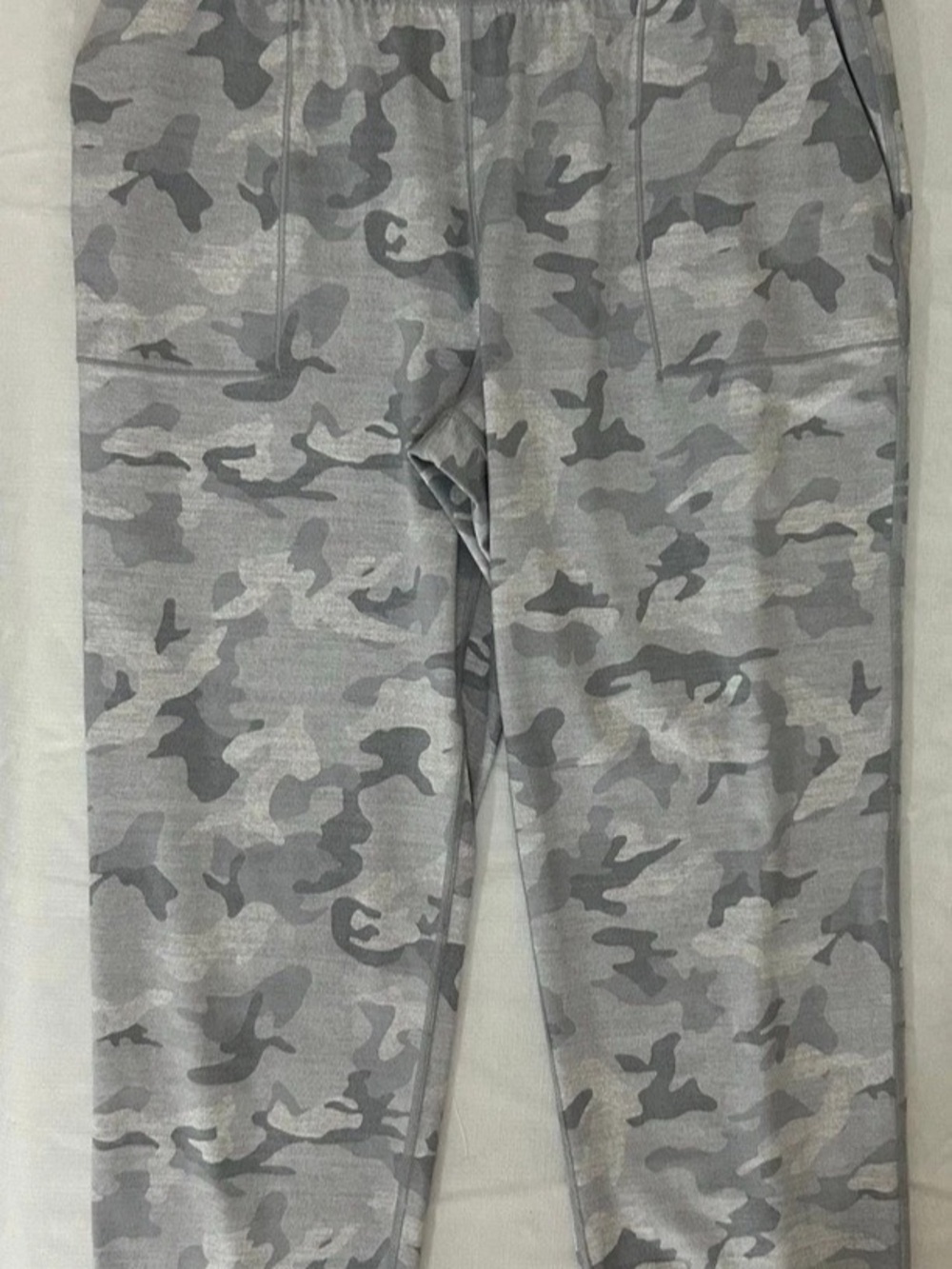 GapFit Eclipse Camo Leggings in Gray Size Medium Like New